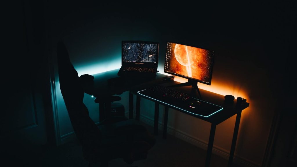 Una oficina en casa adornada con luces RG